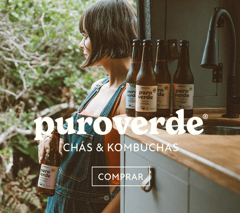 Banner da marca Puro Verde onde tem uma mulher segurando uma garrafa do produto Puro Verde na porta de um motorhome, olhando para o horizonte e ao fundo árvores mostrando o contato com a natureza